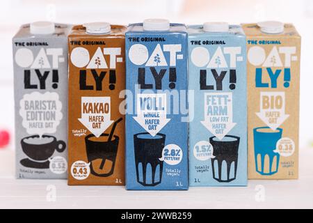 Stuttgart, Allemagne - 4 mars 2024 : Oatly vegan substitut de lait d'avoine différentes saveurs à Stuttgart, Allemagne. Banque D'Images