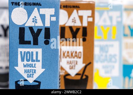 Stuttgart, Allemagne - 4 mars 2024 : Oatly vegan substitut de lait d'avoine différentes saveurs à Stuttgart, Allemagne. Banque D'Images