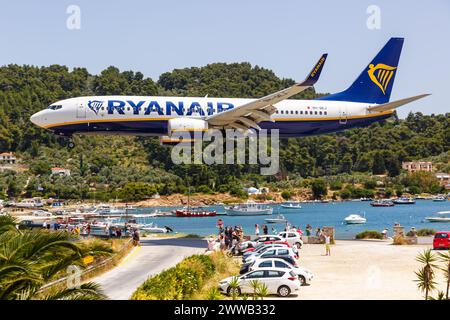 Skiathos, Grèce - 25 juin 2023 : avion Boeing 737-800 de Ryanair à l'aéroport de Skiathos (JSI) en Grèce. Banque D'Images