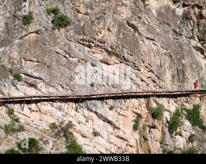 Caminito del Rey sentier de randonnée, Kings Little Pathway, El Chorro, Ardales, Malaga, Espagne. L'ancien et le plus dangereux chemin sont gardés sous le renov Banque D'Images