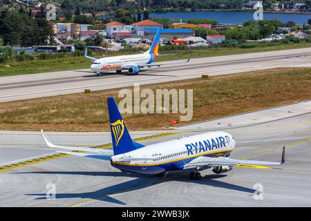 Skiathos, Grèce - 30 juin 2023 : Ryanair et Jet2 Boeing 737-800 à l'aéroport de Skiathos (JSI) en Grèce. Banque D'Images