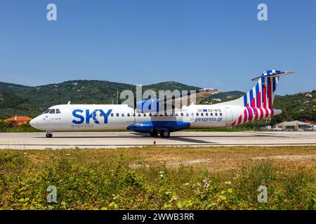 Skiathos, Grèce - 25 juin 2023 : avion SkyExpress ATR 72-600 à l'aéroport de Skiathos (JSI) en Grèce. Banque D'Images