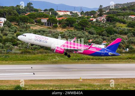 Skiathos, Grèce - 29 juin 2023 : avion Airbus A321neo de Wizzair Malta à l'aéroport de Skiathos (JSI) en Grèce. Banque D'Images