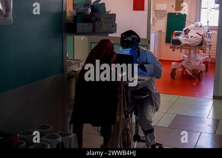 Médecin aux urgences d'un hôpital universitaire. Des décisions importantes doivent être prises concernant un patient obèse souffrant d'une infection. Banque D'Images