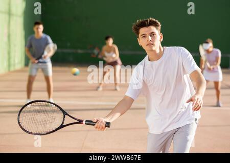 Jeune homme jouant frontenis sur le terrain de pelota extérieur Banque D'Images