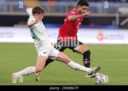 Le Caire, Égypte. 22 mars 2024. L'égyptien Omar Khaled (R) participe au match amical de la FIFA Series 2024 entre l'Égypte et la Nouvelle-Zélande au Caire, en Égypte, le 22 mars 2024. Crédit : Ahmed Gomaa/Xinhua/Alamy Live News Banque D'Images