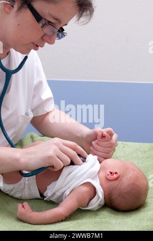 Le pédiatre vérifie la fréquence cardiaque du nouveau-né. Hôpital Saint Vincent de Paul, Lille. Banque D'Images