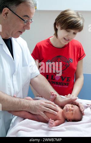 Le pédiatre vérifie les os du crâne et l’apparence des fontanelles. Banque D'Images