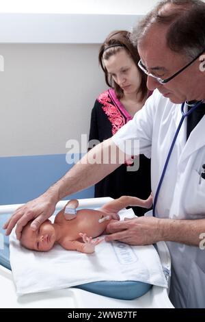 Le pédiatre vérifie les os du crâne et l'apparence des fontanelles. Hôpital Saint Vincent de Paul, Lille. Banque D'Images