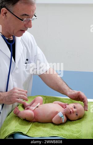 Le pédiatre vérifie les os du crâne et l’apparence des fontanelles. Banque D'Images