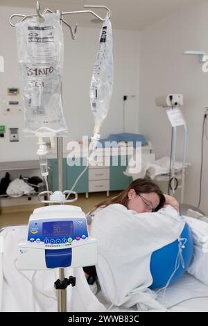 Infusion d'ocytocine / syntocinon accélérant les contractions. Le travail en salle d'accouchement peut parfois durer plusieurs heures. Banque D'Images
