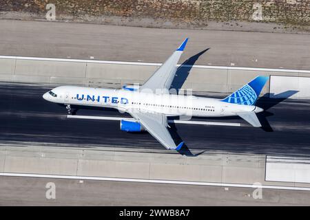 Los Angeles, États-Unis - 4 novembre 2022 : vue aérienne de l'avion Boeing 757-200 de United Airlines à l'aéroport de Los Angeles (LAX) aux États-Unis. Banque D'Images