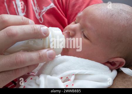 Père donnant le biberon à son enfant à la maternité. Banque D'Images