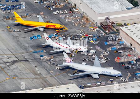 Los Angeles, États-Unis - 4 novembre 2022 : vue aérienne des avions cargo à l'aéroport de Los Angeles (LAX) aux États-Unis. Banque D'Images