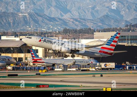 Los Angeles, États-Unis - 3 novembre 2022 : avion Boeing 737-800 d'American Airlines à l'aéroport international de Los Angeles (LAX) en United Stat Banque D'Images