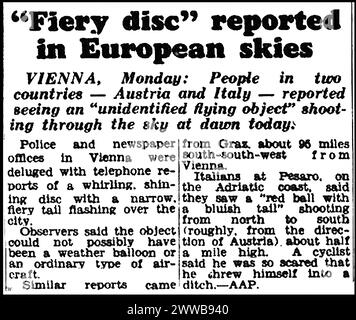 Adélaïde Newspaper 26 octobre 1954. Rapport d'un OVNI de disque ardent en Autriche et en Italie. -Pezaro & Vienna -Giornale di Adelaide del 26 ottobre 1954. Segnalazione di un disco UFO infuocato in Austria e Italia. -Pezaro e Vienna- Adelaide-Zeitung vom 26. Oktober 1954. Bericht über ein feuriges Scheiben-UFO in Österreich und Italien. - Pezaro & Wien - Banque D'Images