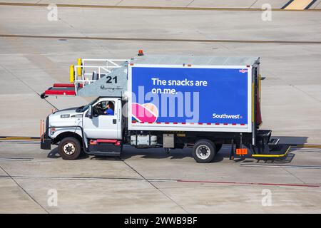 Dallas, États-Unis - 7 novembre 2022 : camion traiteur sud-ouest avec collations à l'aéroport Dallas Love Field (DAL) aux États-Unis. Banque D'Images