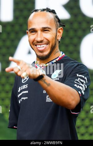 Melbourne, Victoria, Australie. 23 mars 2024. MELBOURNE, AUSTRALIE - 23 MARS : Lewis Hamilton de Grande-Bretagne et Mercedes AMG Petronas F1 Team sur une scène de fans au Grand Prix d'Australie 2024 à Albert Park à Melbourne, Australie (crédit image : © Chris Putnam/ZUMA Press Wire) USAGE ÉDITORIAL SEULEMENT! Non destiné à UN USAGE commercial ! Crédit : ZUMA Press, Inc/Alamy Live News Banque D'Images