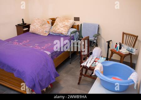 ADMR 62 - aide à domicile en milieu rural, pas de Calais. Muriel, auxiliaire de la vie sociale (AVS) travaille au domicile de M. T.. Banque D'Images