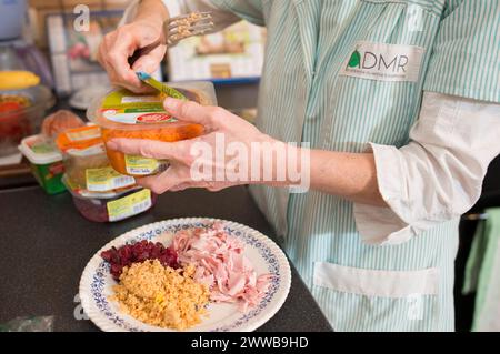 ADMR 62 - aide à domicile en milieu rural, pas de Calais. Muriel, auxiliaire de la vie sociale (AVS) travaille au domicile de M. T.. Banque D'Images