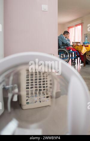 ADMR 62 - aide à domicile en milieu rural, pas de Calais. Muriel, auxiliaire de la vie sociale (AVS) travaille au domicile de M. T.. Banque D'Images