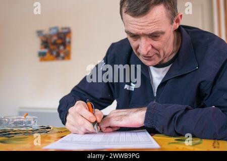 ADMR 62 - aide à domicile en milieu rural, pas de Calais. Muriel, auxiliaire de la vie sociale (AVS) travaille au domicile de M. T.. Banque D'Images