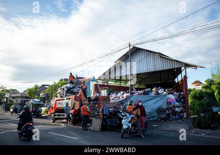 Yogyakarta, Indonésie - 16 mars 2024 : activités du dépôt d'élimination des ordures à Yogyakarta, Indonésie. Problèmes d'ordures. Banque D'Images