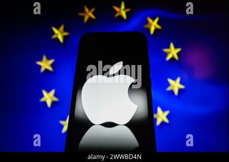 Pologne. 23 mars 2024. Dans cette illustration photo, un logo Apple est affiché sur un smartphone avec un drapeau UE sur le fond. Apple, Meta, Google vont faire face aux enquêtes de l'UE Digital Markets Act. Crédit : SOPA images Limited/Alamy Live News Banque D'Images