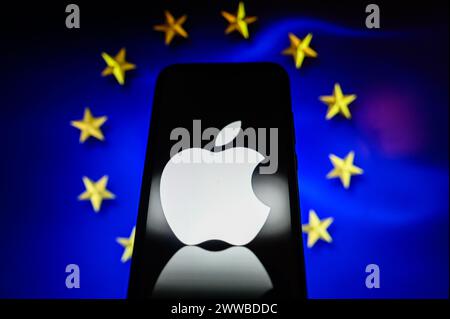 Pologne. 23 mars 2024. Dans cette illustration photo, un logo Apple est affiché sur un smartphone avec un drapeau UE sur le fond. Apple, Meta, Google vont faire face aux enquêtes de l'UE Digital Markets Act. (Photo de Omar marques/SOPA images/SIPA USA) *** strictement à des fins éditoriales *** crédit : SIPA USA/Alamy Live News Banque D'Images