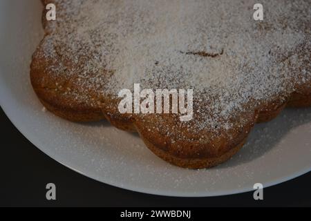 Cuisine, délicieux, gâteau maison inhabituel fait de banane en forme de fleur et placé sur une assiette blanche. Banque D'Images