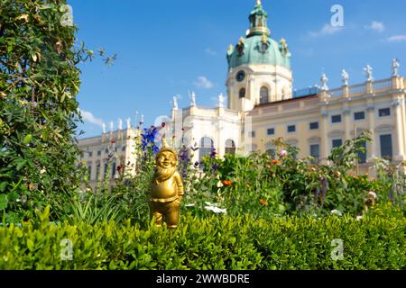 Gnome de jardin doré dans le parc public du Schloss Charlottenburg, Berlin, Allemagne Banque D'Images