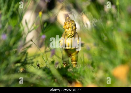 Gnome de jardin doré dans le parc public du Schloss Charlottenburg, Berlin, Allemagne Banque D'Images