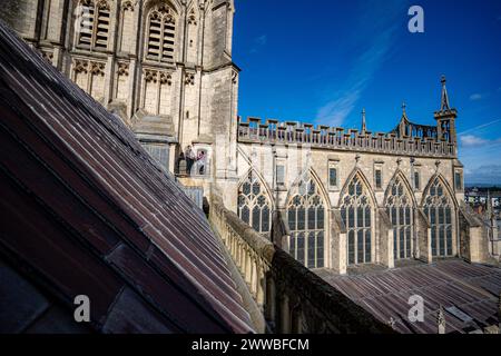 Le personnel et les bénévoles de la cathédrale de Gloucester effectuent les derniers contrôles et les préparatifs en hauteur dans la tour de la cathédrale, où elle sera ouverte au public pour la saison 2024 des visites guidées. Date de la photo : vendredi 22 mars 2024. Banque D'Images