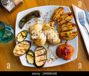 Délicieuse seiche frite avec légumes grillés sur l'assiette Banque D'Images