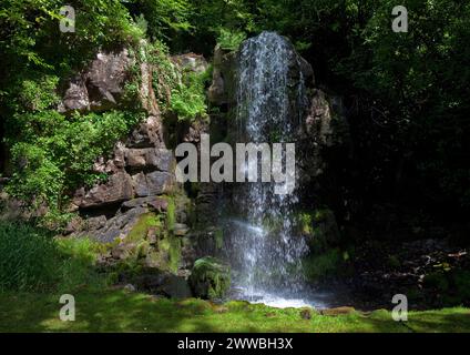 Cascade dans le Kilfane Glen nouvellement restauré dans le comté de Kilkenny, Irlande. Influencé par Rousseau et le mouvement romantique de la fin du XVIIIe siècle. Banque D'Images