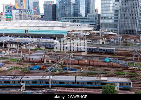 Tokyo, Japon - 24 septembre 2023 : Shinkansen et trains de banlieue à la gare principale de Tokyo, Japon. Banque D'Images