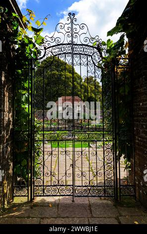 Les portes en fer forgé ornées, dans les 'jardins italiens' de Heywood à Ballinakill dans le comté de Laois, en Irlande, conçues par Sir Edwin Lutyens en 1912. Banque D'Images