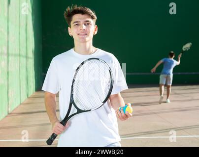 Portrait de l'homme caucasien frontenis joueur sur cour extérieure Banque D'Images