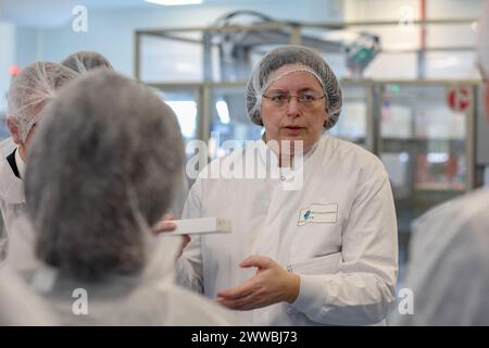 Chambray les Tours, France. 23 mars 2024. Gaelle Huon de Penanster, directrice de l’usine de fabrication de médicaments liquides de la société Delpharm Pharmaceutical à Chambray-les-Tours, Indre-et-Loire, France, le 23 mars 2024. Photo de Pascal Avenet/ABACAPRESS.COM crédit : Abaca Press/Alamy Live News Banque D'Images