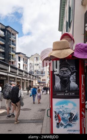 Boutique touristique vendant chapeaux et t-shirts imprimés dans le centre de la ville alpine en été, Chamonix, haute Savoie, Auvergne Rhône Alpes, France Banque D'Images