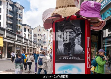 Boutique touristique vendant chapeaux et t-shirts imprimés dans le centre de la ville alpine en été, Chamonix, haute Savoie, Auvergne Rhône Alpes, France Banque D'Images