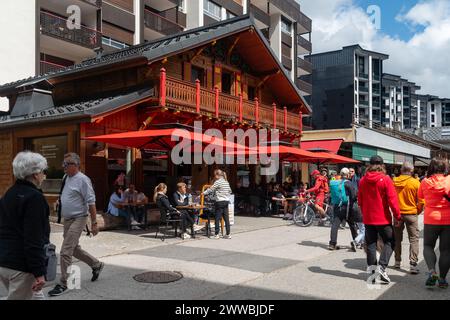 Rue du dr Paccard rue dans le centre de la ville alpine avec des gens marchant et se détendre dans un café trottoir en été, Chamonix, haute Savoie, France Banque D'Images