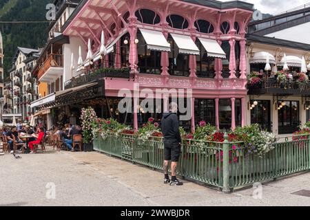 Extérieur du café-restaurant de luxe Rose du Pont, avec la façade rose typique, dans le centre de la ville alpine en été, Chamonix, France Banque D'Images