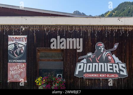 Extérieur du terrain de hockey sur glace pionniers au Centre sportif Richard Bozon avec le pic le Brévent en arrière-plan, Chamonix, haute Savoie, France Banque D'Images