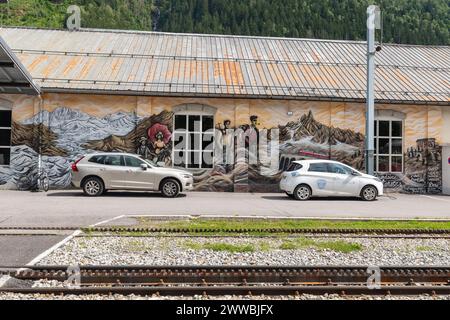Murale colorée sur la façade d'un ancien bâtiment à la gare ferroviaire à crémaillère de Montenvers dans la ville alpine de Chamonix, haute Savoie, France Banque D'Images