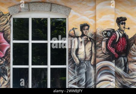 Détail de la peinture murale colorée sur la façade d'un ancien bâtiment à la gare ferroviaire à crémaillère de Montenvers dans la ville alpine de Chamonix, France Banque D'Images