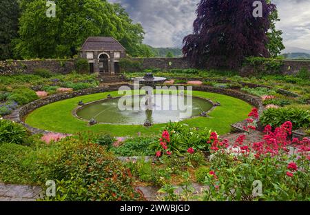 Le jardin creusé dans les jardins italiens de Heywood à Ballinakill dans le comté de Laois, en Irlande, conçu par Sir Edwin Lutyens en 1912. Banque D'Images