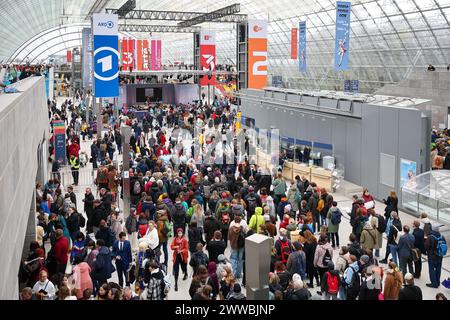 Leipzig, Allemagne. 23 mars 2024. De nombreux visiteurs viennent à la Foire du livre de Leipzig. Plus de 2000 exposants de 40 pays présentent leurs nouveaux produits à la réunion de printemps de l'industrie du livre. Crédit : Jan Woitas/dpa/Alamy Live News Banque D'Images