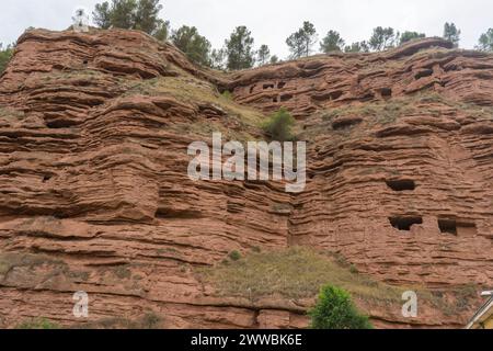 La ville de Najera présente une pente rocheuse parsemée de nombreuses grottes creusées à la main qui sont ouvertes aux visiteurs. Banque D'Images