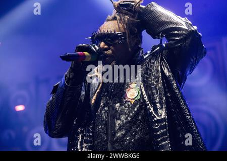 Skindred jouant en concert à Wembley Arena, Londres le 15 mars 2024 Benji Webbe , chanteur Skindred est un groupe de heavy metal gallois formé à Newport, au pays de Galles en 98. Leur style musical mêle heavy metal, rock alternatif et ragga. Le groupe intègre également des éléments de punk rock, punk hardcore, reggae, dancehall, jungle, ska, hip hop, drum and bass, dubstep, et diverses autres influences dans leur musique. Ils sont bien connus pour leurs performances live énergiques et impliquantes, et ont remporté plusieurs prix Banque D'Images